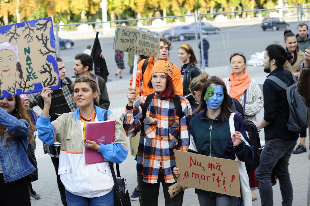 В Кишиневе прошла молодежная забастовка в защиту климата. Фоторепортаж NM