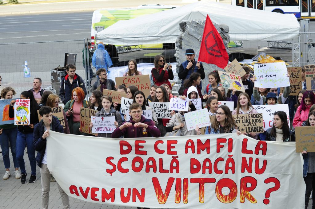В Кишиневе прошла молодежная забастовка в защиту климата. Фоторепортаж NM