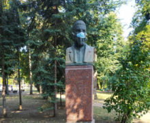В Кишиневе на Аллее классиков на лица памятников писателям надели маски. В одном абзаце и 3 фото