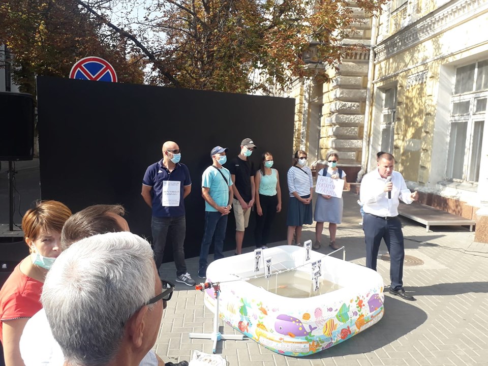 В Кишиневе прошла акция протеста против неприятного запаха в городе. Фоторепортаж