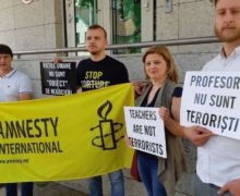 «Учителя — не террористы». У посольства Турции в Кишиневе прошла акция протеста