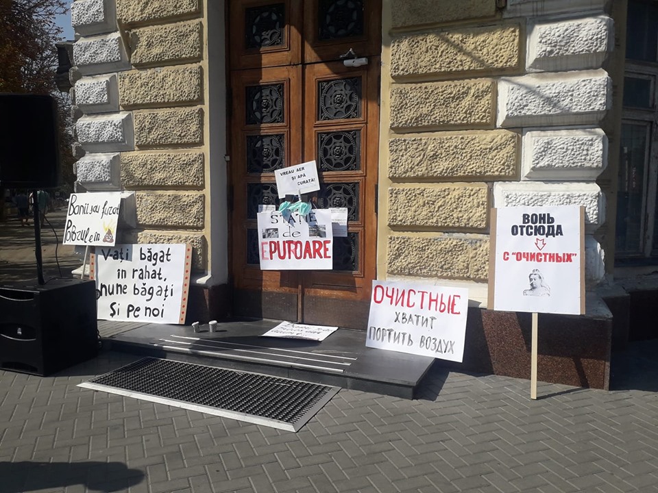 В Кишиневе прошла акция протеста против неприятного запаха в городе. Фоторепортаж