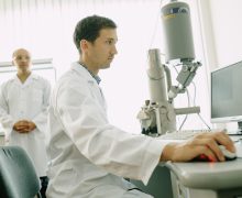 Știința – pentru tineri. Cum funcționează laboratorul de nanotehnologii din Moldova