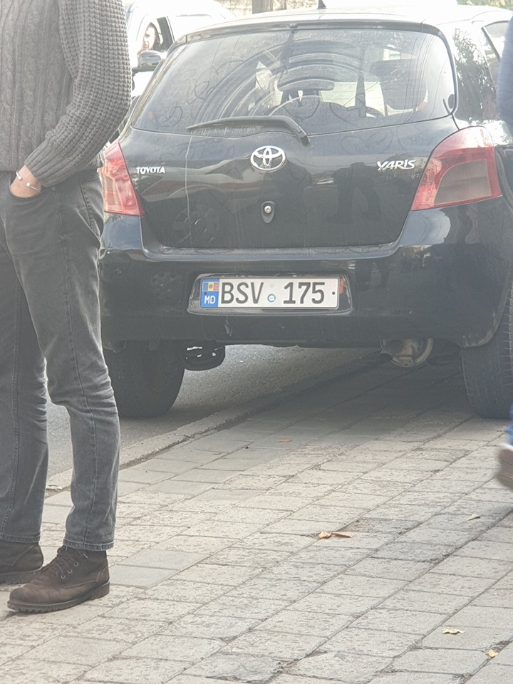 В центре Кишинева машина сбила пешехода на тротуаре. До этого она столкнулась с другим авто