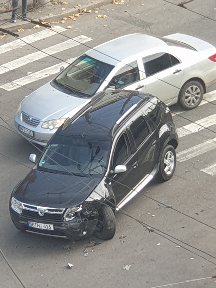 В центре Кишинева машина сбила пешехода на тротуаре. До этого она столкнулась с другим авто