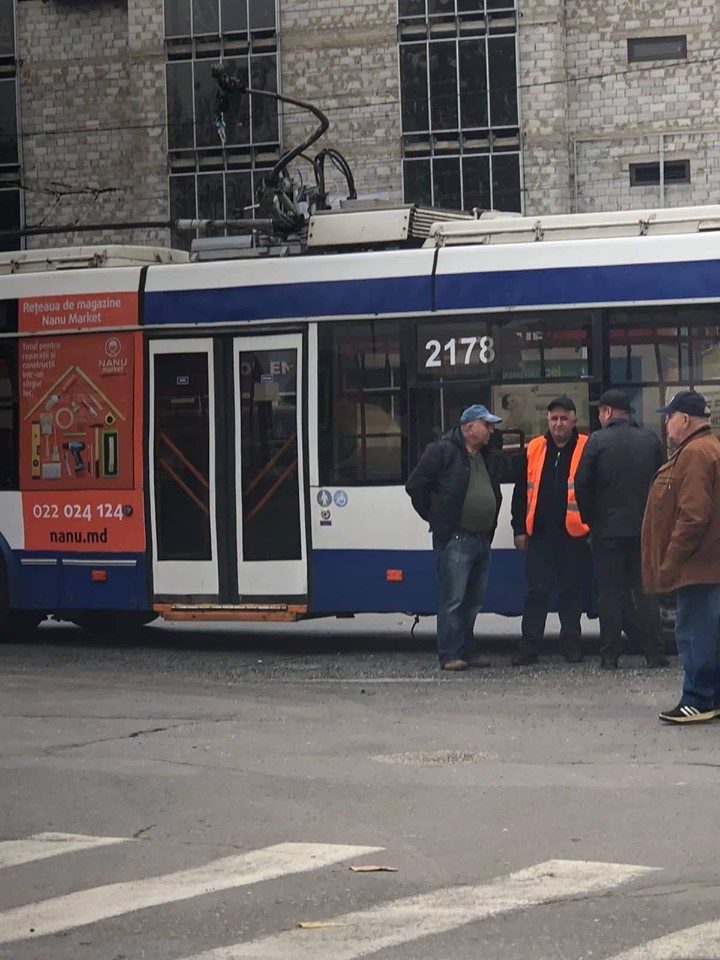В Кишиневе штанга троллейбуса насквозь пробила автобус