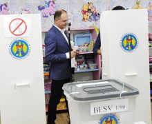 «За лучшее будущее детей и чистый Кишинев». Как Чебан голосовал на выборах