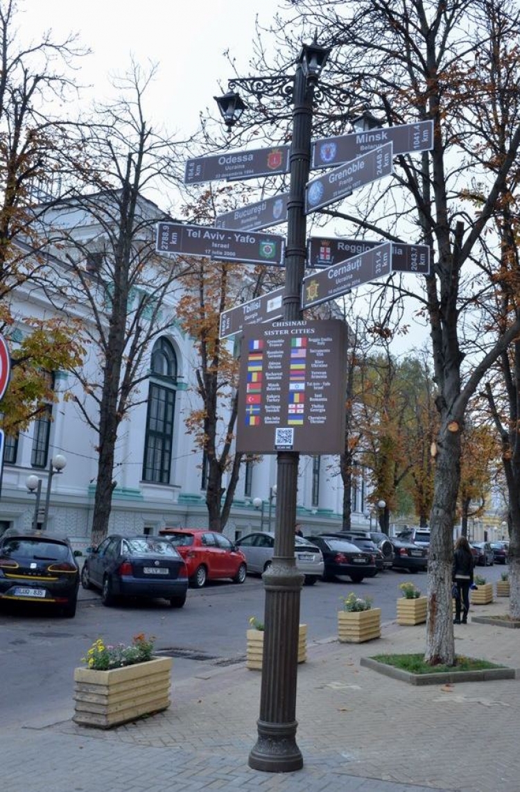 В Кишиневе появилась колонна с городами-побратимами столицы Молдовы. Фоторепортаж