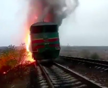 В Унгенском районе загорелся поезд. В сети опубликовали видео инцидента