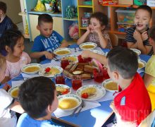 Alimentația copiilor în grădinițele din Găgăuzia ar putea fi gratuită. Legea, adoptată în prima lectură