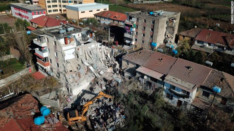 FOTO Cel puțin 23 de morți în urma cutremurului din Albania. Zeci de dispăruți sunt căutați printre dărâmături
