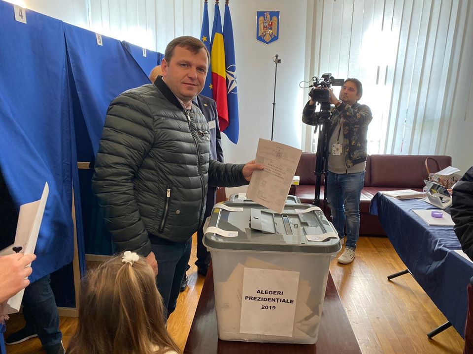 Санду и Нэстасе приняли участие в выборах президента Румынии