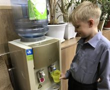 Ce-i mai bun (nu) e pentru copii. Ce fel de apă beau copiii în grădinițele din Moldova
