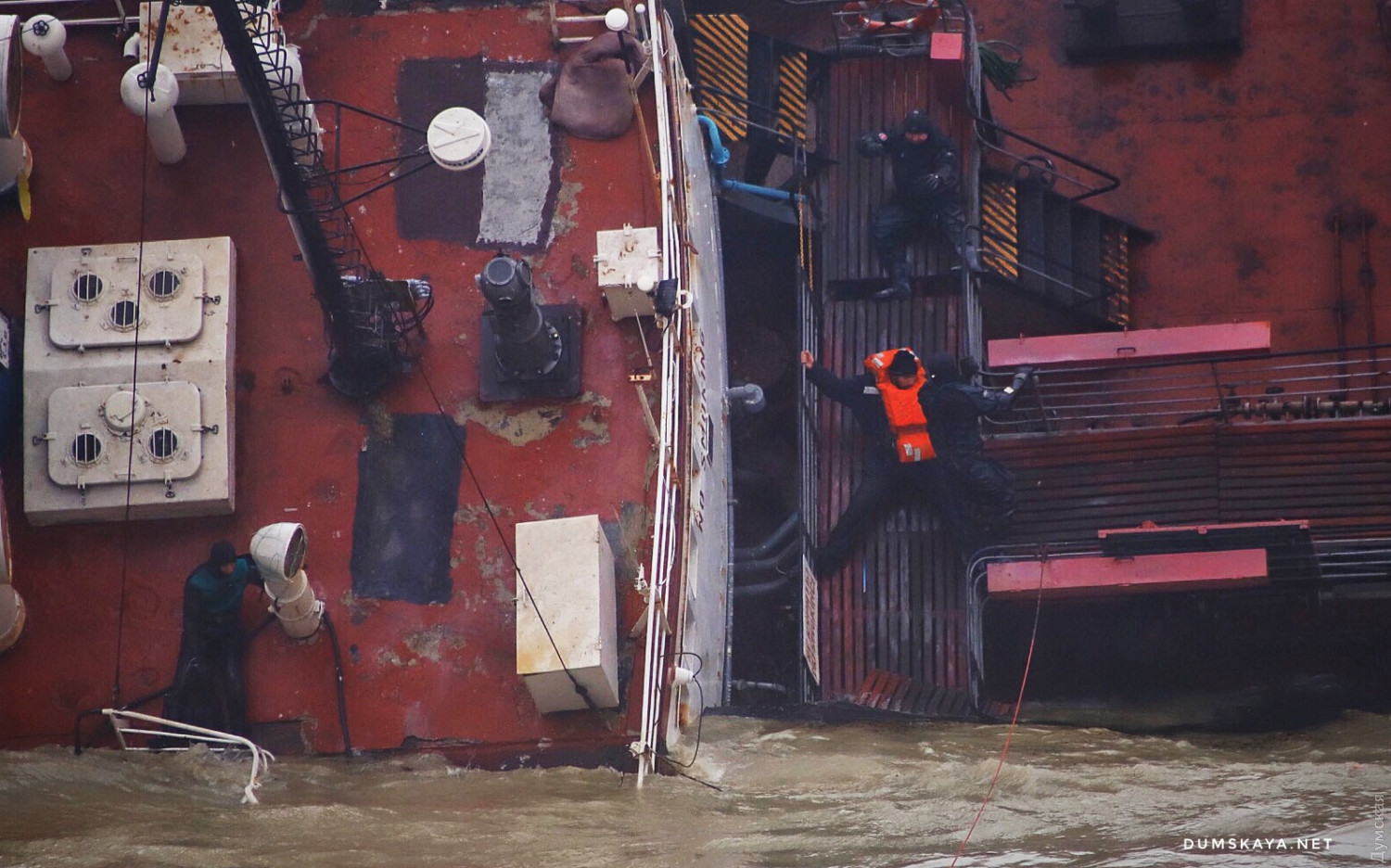 В Одессе танкер под молдавским флагом начал тонуть. Экипаж эвакуировали