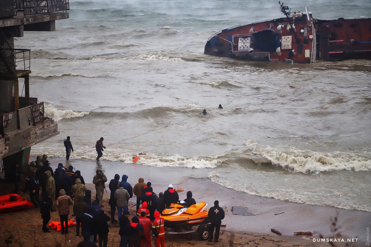 В Одессе танкер под молдавским флагом начал тонуть. Экипаж эвакуировали