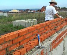10 moldoveni, obligați să muncească în construcții, fără salariu. Câți ani va sta la închisoare femeia care i-a exploatat