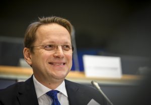 Назначенный еврокомиссар Вархели: «ЕС приостановит финансовую помощь, если реформы не продолжатся»
