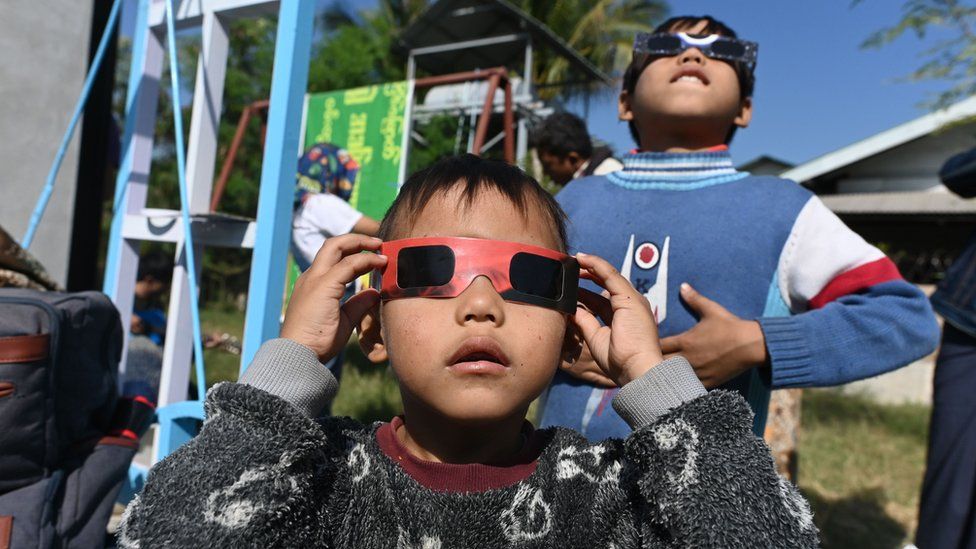 В странах Азии наблюдали кольцеобразное солнечное затмение. Фоторепортаж