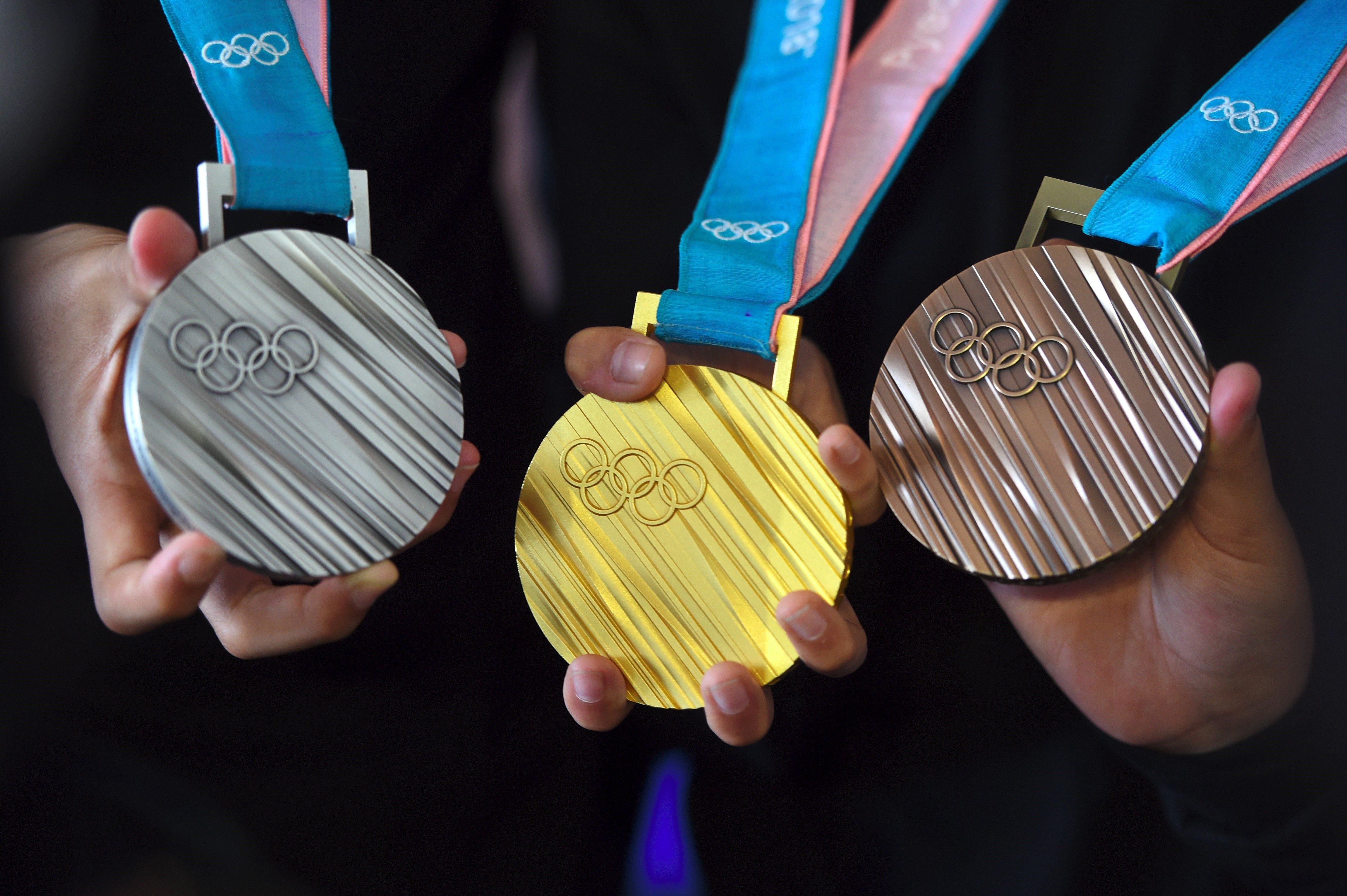 Призы спортсменам. Медали Олимпийских игр в Токио 2020. Медали Пхенчхан 2018. Олимпийские медали Токио 2021. Olympic Medal 2022.