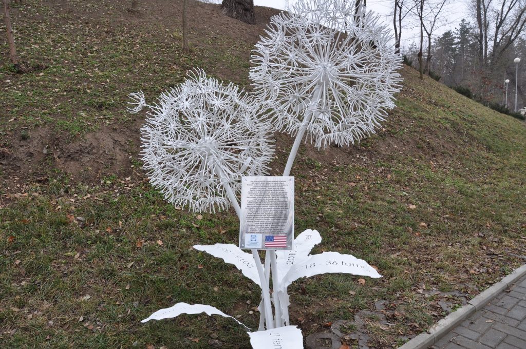 Вне политики. В Кишиневе и Тирасполе появились арт-объекты в память о погибших от домашнего насилия
