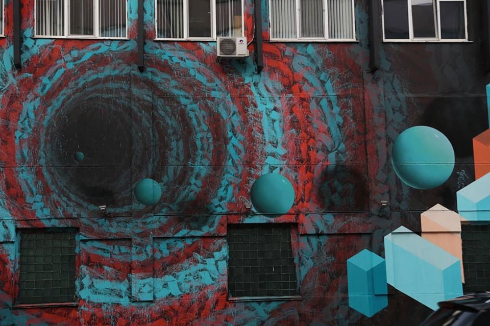 В Кишиневе художница расписала граффити стену троллейбусного парка. Фото