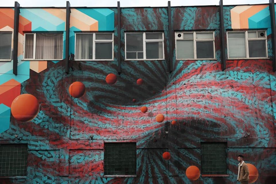В Кишиневе художница расписала граффити стену троллейбусного парка. Фото