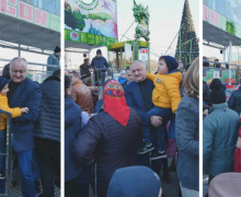 Додон прокатил детей на скандальной карусели в центре Кишинева. Видео