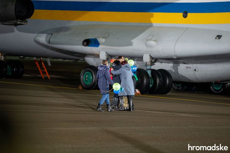 FOTO Ucraina și Donbasul au făcut schimb de prizonieri. Câte persoane au fost eliberate