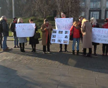 В Кишиневе перед зданием правительства проходит акция протеста. Протестующие призывают власти ратифицировать Стамбульскую конвенцию