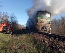 VIDEO Un tren care transporta cereale a luat foc la Vulcănești