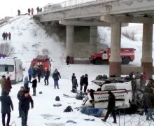 19 morți în Rusia, după ce un autobuz s-a prăbușit de pe un pod