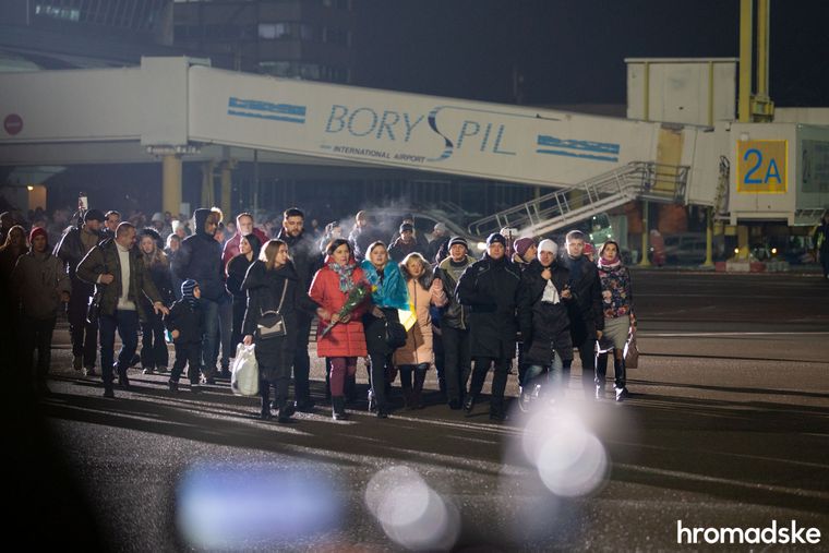 FOTO Ucraina și Donbasul au făcut schimb de prizonieri. Câte persoane au fost eliberate