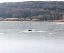 VIDEO Un pescar, la un pas să se înece în lacul Ghidighici. Acesta s-a aventurat pe gheața de numai câțiva centimetri