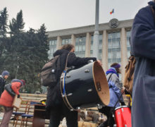 VIDEO Protest în fața guvernului în legătură cu intenția Ministerului Educației de a nu prelungi contractul de arendă a spațiului din Muzeul Zemstvei