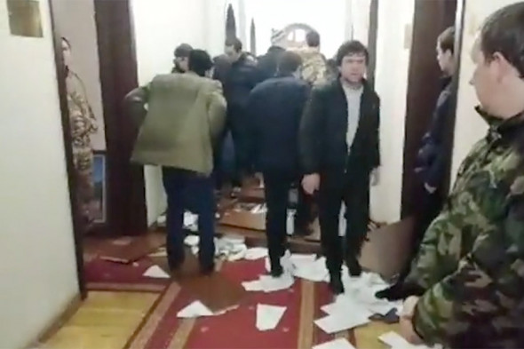 FOTO/VIDEO Clădirea administrației prezidențiale din Abhazia, luată cu asalt de protestatari