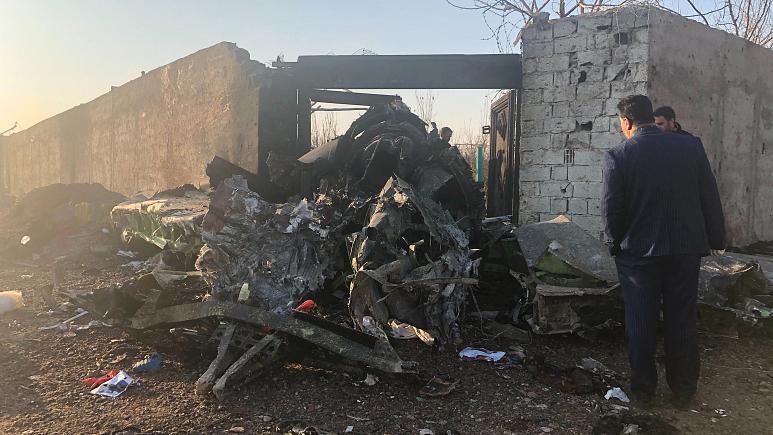 FOTO Un avion ucrainean, cu 176 de oameni la bord, s-a prăbușit în Iran. Nimeni nu a supraviețuit