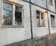 В Кишиневе муниципальные службы заменили разбитые стекла в доме, возле которого сгорел гараж