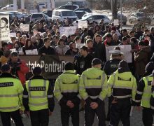 FOTO Protest la sediului Procuraturii Ialoveni și la sediul Inspectoratului de Poliție Ialoveni. Locuitorii satului Costești cer dreptate în cazul omorului lui Dumitru Jomir