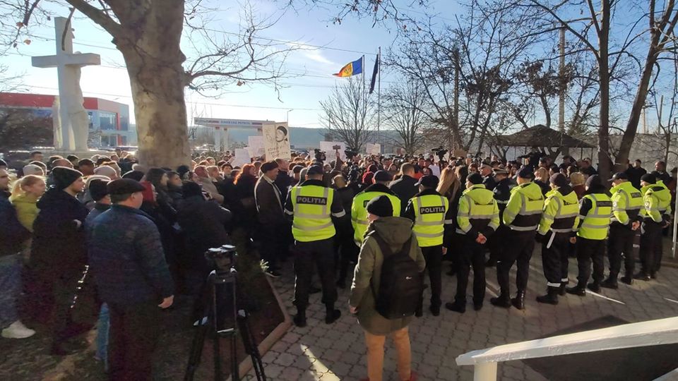 FOTO Protest la sediului Procuraturii Ialoveni și la sediul Inspectoratului de Poliție Ialoveni. Locuitorii satului Costești cer dreptate în cazul omorului lui Dumitru Jomir