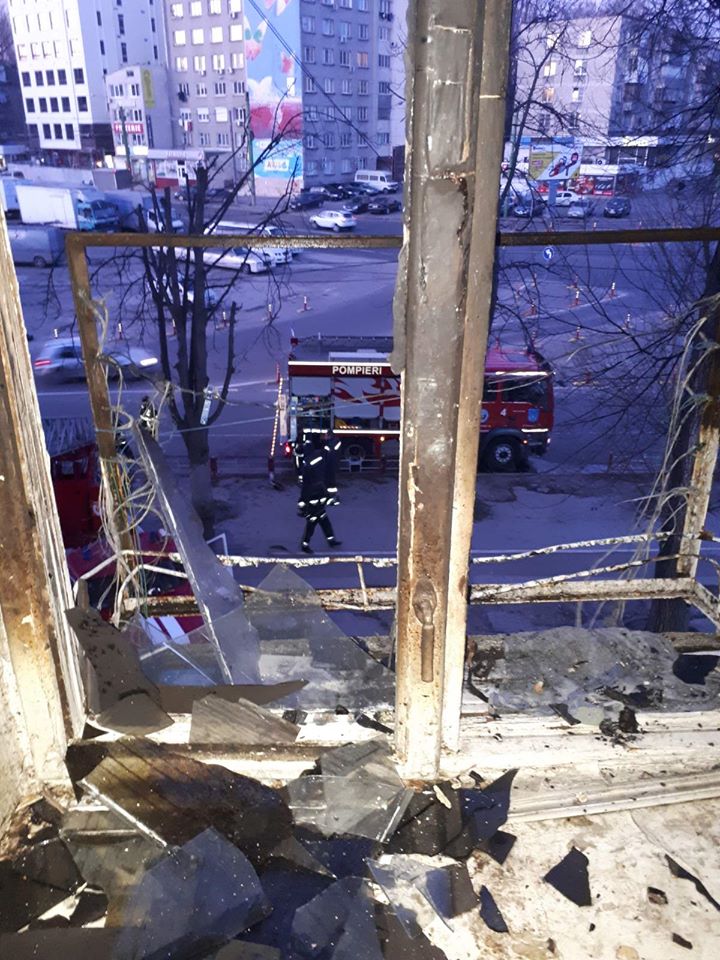 UPDATE O femeie a murit, iar trei minori au ajuns la spital, în urma unui incendiu care s-a produs în capitală
