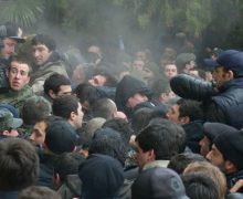 FOTO/VIDEO Clădirea administrației prezidențiale din Abhazia, luată cu asalt de protestatari