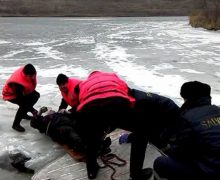 На озере Гидигич спасатели вытащили из воды рыбака, провалившегося под лед