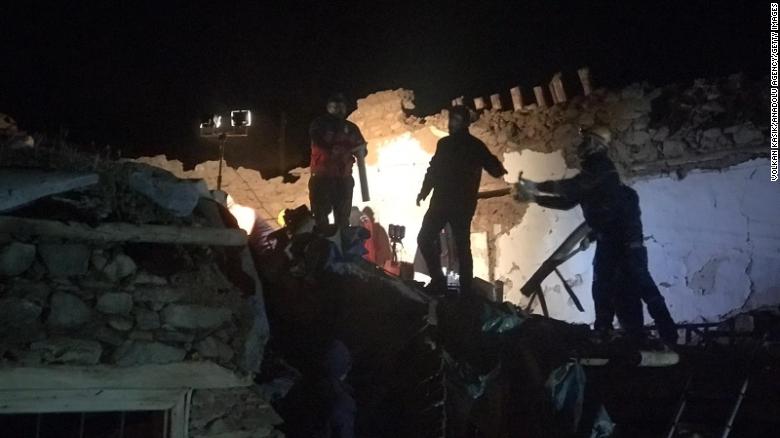 FOTO/VIDEO 20 de morți în Turcia, în urma unui cutremur cu magnitudinea 6.8