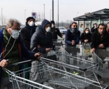 В Италии уже пять человек умерли от коронавируса. Что предпринимают власти и какие товары исчезают из магазинов