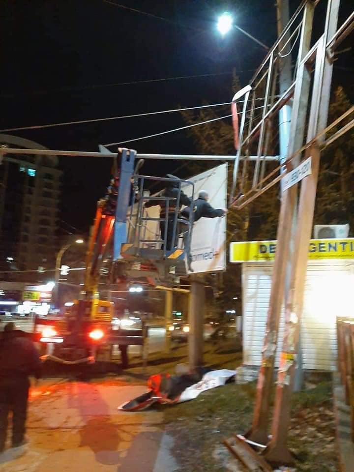 FOTO/VIDEO 39 de localități au rămas fără energie electrică, din cauza vântului puternic, iar un camion a ajuns într-un șanț