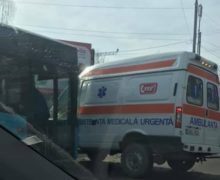 Accident cu implicarea unei ambulanțe. Medicul și șoferul au fost transportați la spital