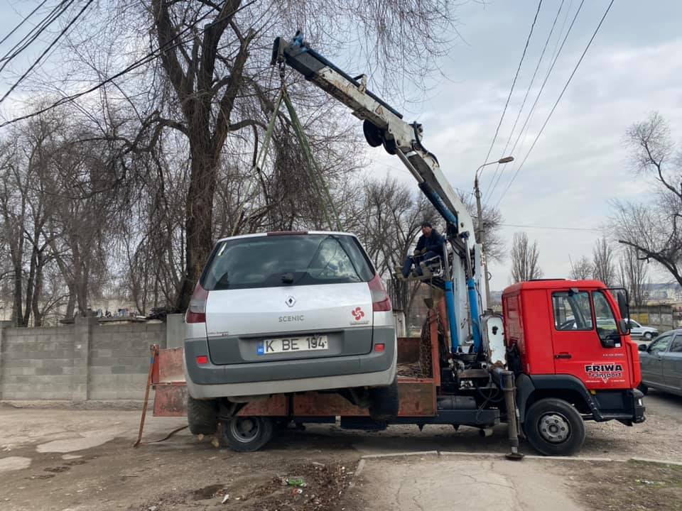 В Кишиневе начали эвакуировать брошенные автомобили. Как владельцы смогут их вернуть