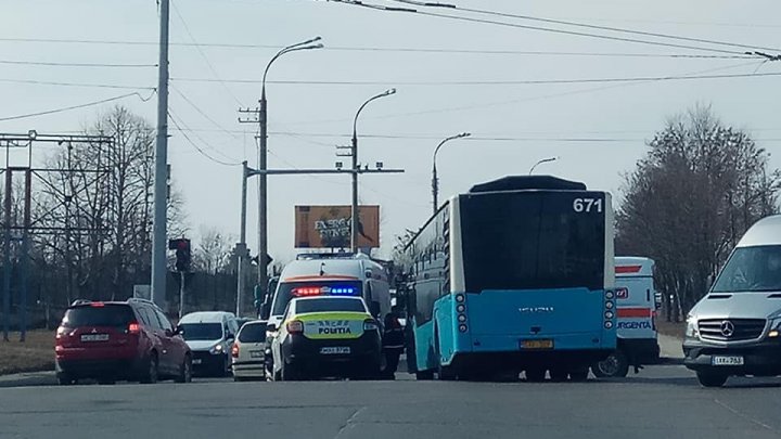 В Кишиневе автобус столкнулся с машиной скорой помощи. Есть пострадавшие