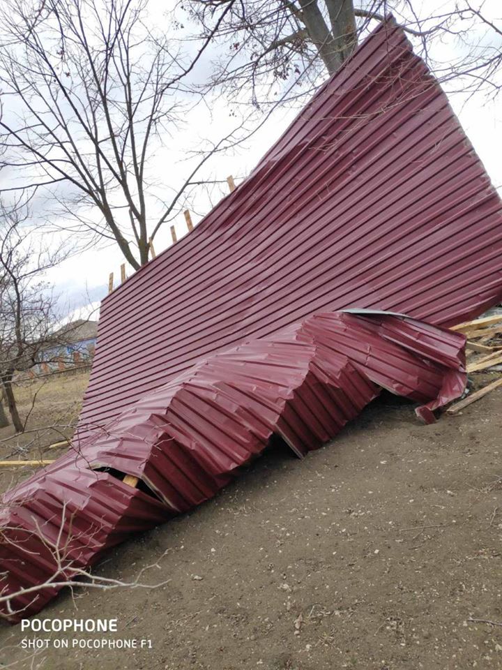 Как штормовой ветер валит деревья и срывает крыши домов в Молдове (ФОТО, ВИДЕО)