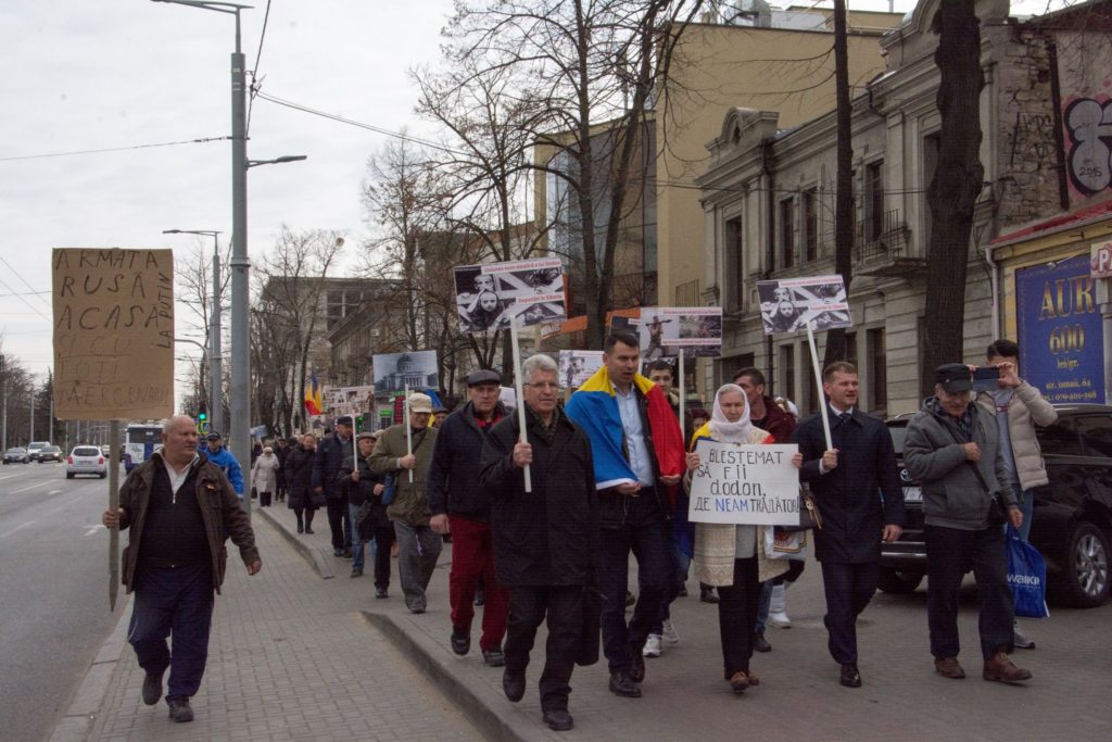 Протест против Додона дошел до Российского посольства в Молдове. Участники требовали ухода российской армии (ВИДЕО)